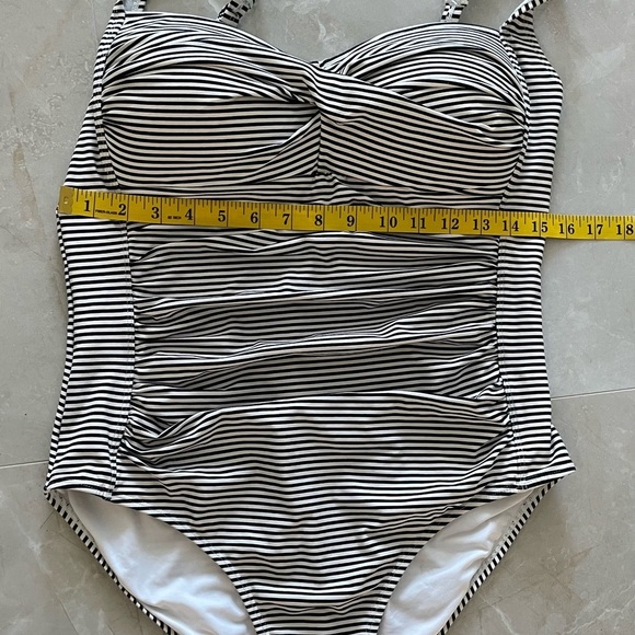Nip Tuck Swim
Women size 10
Multifit cup
Black white strip
85%Nylon 15%spandex - Picture 10 of 11